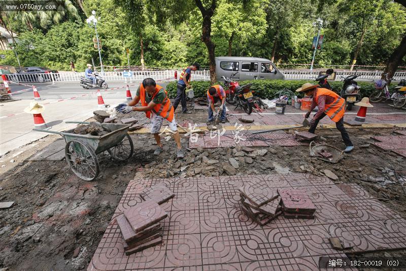 圭峰路路面修补_创文,路面修补,北园,圭峰,道路维修人员,圭峰路人行道