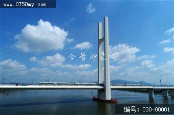 江湛铁路潭江特大桥开通首日